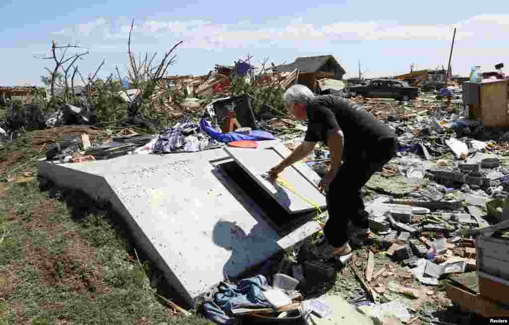 Charles Taber membuka bungker yang baru dibangun dua minggu lalu, yang menyelamatkan nyawanya dari tornado di Oklahoma City. (Reuters/Rick Wilking)