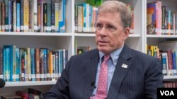 រូបឯកសារ៖ លោកឯកអគ្គរដ្ឋទូតសហរដ្ឋអាមេរិក W Patrick Murphy ផ្តល់បទសម្ភាសដល់វីអូអេ នៅភ្នំពេញ ថ្ងៃទី ១៧ ខែធ្នូ ឆ្នាំ២០២០។ (ខាន់ សុគុំមនោ/វីអូអេ)