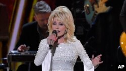 Dolly Parton di panggung CMA Awards ke-53 di Nashville, Tennessee,13 November 2019. (Foto: dok).