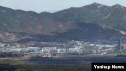 지난 26일 경기도 파주시 접경지역에서 개성공단 일대가 보이고 있다. 이날 한국 통일부는 지난해 1월 이후 처음으로 인도지원단체의 대북접촉을 승인했다.