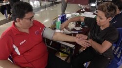 Dr. Noradhiah Tumirin, right, a physician and fitness trainer, says Malaysia’s obesity crisis is behind increasing rates of hypertension, high cholesterol, heart illnesses and diabetes. (David Grunebaum/VOA)