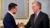 Presiden Ukraina Volodymyr Zelenskiy (kiri) bertemu penasihat keamanan nasional AS John Bolton di Kyiv, Rabu (28/8). 