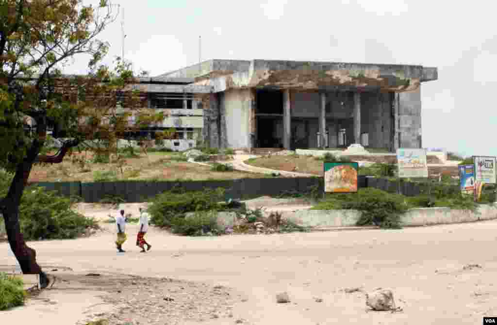 Somalia&#39;s Parliament, August, 2011. (Pete Heinlein/VOA)