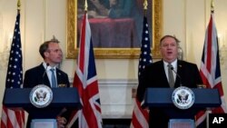 AQSh Davlat kotibi Mayk Pompeo (o'ngda) Britaniya Tashqi ishlar vaziri Dominik Raab bilan, Vashington, AQSh, 2020-yil, 16-sentabr