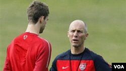 Pelatih timnas Amerika Bob Bradley telah memilih 20 pemain untuk menghadapi Polandia dan Kolombia dalam pertandingan persahabatan. Bradley sepakat memperpanjang kontraknya empat tahun lagi.