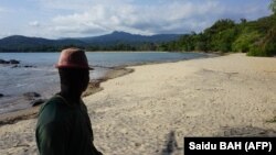 Un homme regarde la plage de Black Johnson près de Freetown, en Sierra Leone, le 12 mai 2021.