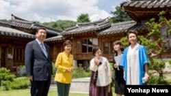 한국을 방문 중인 시진핑 중국 국가주석 내외가 박근혜 한국 대통령과 4일 오후 서울 성북동 가구박물관에서 특별오찬에 앞서 박물관을 둘러보고 있다.