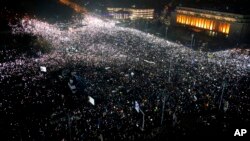Desetine hiljada ljudi protestuju u Bukureštu