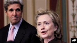 La candidate démocrate Hillary Clinton accompagnée par John Kerry lors d'une réunion à Capitol Hill à Washington le 17 novembre 2010.
