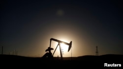 Pompa angguk di Bakersfield, California, 14 Oktober 2014. (Foto:Dok)