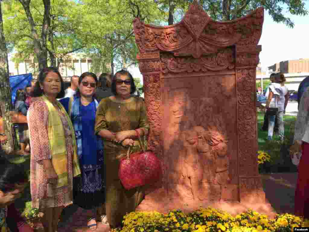 ពលរដ្ឋ​ខ្មែរ​អាមេរិកាំង​នៅ​ទីក្រុង​ឡូវែល ជាមួយ​លោក Rodney Elliott ចូលរួម​ពិធី​សម្ពោធបូជនីយដ្ឋាន​ជន​ភៀស​ខ្លួន​ខ្មែរ នៅ​សាលាក្រុង​ឡូវែល នៅ​ថ្ងៃអាទិត្យ ទី២៤ ខែកញ្ញា ឆ្នាំ២០១៧។ (រូបថត​ដក​ស្រង់​ពី​ហ្វេសប៊ុក Kimyoung Chea)