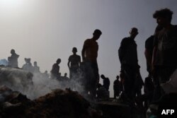 Warga Palestina berkumpul di lokasi serangan Israel di kamp pengungsi internal di Rafah pada 27 Mei 2024. (Foto: AFP)