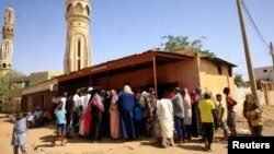 مردم به خاطر به دست آوردن نان در یکی از مناطق خرطوم، پایتخت سودان، جمع شده اند