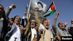 تصویری از یک تجمع شماری از حوثی‌های وابسته به حکومت ایران در صنعا (۳۰ آذر ۱۴۰۳)