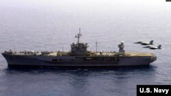 2020年5月30日美国海军蓝岭号两栖作战指挥舰（USS Blue Ridge LCC-19）在菲律宾海训练（美国海军照片）