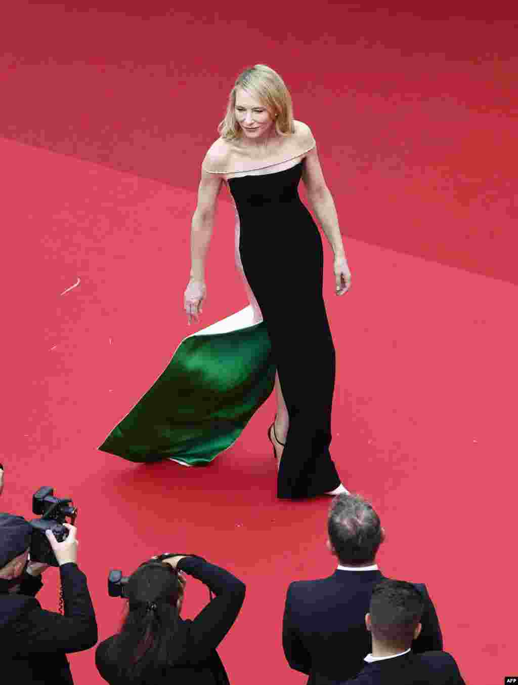 کیت بلانشت بازیگر، تهیه کننده استرالیایی برای نمایش فیلم &quot;شاگرد&quot; در هفتادوهفتمین جشنواره فیلم کن. طراحی و ترکیب رنگ پیراهنی که او روی فرش قرمز به تن داشت، به علت شباهت با پرچم فلسطین، مناقشه&zwnj;برانگیز شد.