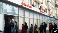 Người dân Nga đang xếp hàng chờ rút tiền ở ngân hàng