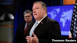 آقای پمپئو را در این کنفرانس خبری، مارک اسپر وزیر دفاع آمریکا، ‌رابرت اوبرایان مشاور امنیت ملی ایالات متحده، و ویلیام بار (چپ) وزیر دادگستری آمریکا همراهی می‌کردند. 