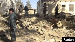 Tentara Afghanistan memeriksa lokasi ledakan bom bunuh diri di Spin Boldak, provinsi Kandahar (Foto: dok). Seorang pembom bunuh diri kembali menyerang penyeberangan Spin Boldak ini, Jumat pagi (5/7), menewaskan sedikitnya dua orang dan melukai delapan lainnya.