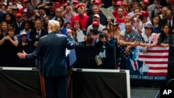 ARSIP - Presiden AS, Donald Trump, berbicara di sebuah rapat akbar di North Side Gymnasium di Elkhart, Indiana, Kamis 10 Mei 2018 (foto: AP Photo/Carolyn Kaster)