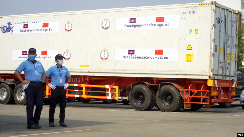 ទិដ្ឋភាព​កម្ពុជា​ត្រៀម​ទទួល​វ៉ាក់សាំង​​បង្ការ​ជំងឺ​កូវីដ១៩ SARS-CoV2 (Sinopharm) មក​​ពីប្រទេស​ចិន​ នៅ​អាកាស​យានដ្ឋាន​អន្តរជាតិ​ភ្នំពេញ​ ថ្ងៃទី៧​ ខែ​កុម្ភៈ​ ឆ្នាំ​២០២១​។&#160;(ខាន់​ សុគុំ​មនោ​/វីអូអេ)