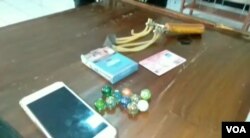 Barang bukti yang disita Polresta Solo saat kericuhan demo di FPRD Solo, Senin malam (30/9). (foto: VOA/ Yudha Satriawan)