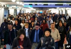 Railroad travelers and commuters make their way through Union Station in Los Angeles, Nov. 23, 2016. Tens of millions of Americans are taking to the roads, airports and railways for the Thanksgiving holiday.