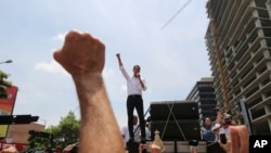 瓜伊多在加拉加斯对支持者讲话。(2019年5月1日)