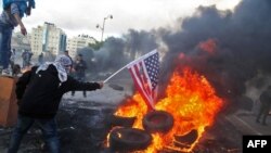 Demonstranti na Zapadnoj obali pale američke zastave