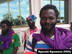 Kevin, à droite, attend aux côtés de ses camarades miliciens Ninja, Kinkala, Congo, le 20 mars 2018. (VOA/Ngouela Ngoussou)