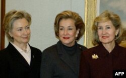 Senator Xatchison safdoshi Elizabet Doul va hozirda AQSh Davlat kotibasi Xillari Klinton bilan