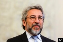 Can Dundar, the former chief editor of the Turkish newspaper Cumhuriyet, arrives for a meeting with German President Joachim Gauck at Bellevue Palace in Berlin, Nov. 7, 2016.