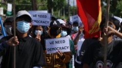 រូបឯកសារ៖ រូបភាពផ្សព្វផ្សាយដោយស្ថាប័ន Dawei Watch កាលពីថ្ងៃទី ២០ ខែមេសា ឆ្នាំ ២០២១ បង្ហាញសកម្មភាពតវ៉ារបស់ក្រុមពលរដ្ឋមីយ៉ាន់ម៉ាដែលប្រឆាំងនឹងរបបយោធា នៅក្រុង Dawei មីយ៉ាន់ម៉ា។ (Photo by Handout / DAWEI WATCH / AFP)