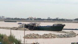 កន្លែង​ចាក់ថ្ម​ចូល​ទឹកទន្លេ​ដែល​ស្ថិត​ក្នុង​ភូមិ​អរិយក្សត្រ ស្រុកល្វាឯម ខេត្តកណ្តាល កាលពី​ថ្ងៃទី៤ ខែកក្កដា ឆ្នាំ២០២១។ (ស៊ុន ណារិន/វីអូអេ)