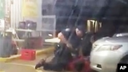 Alton Sterling arrêté par des policiers de Baton Rouge, le 5 juillet 2016.