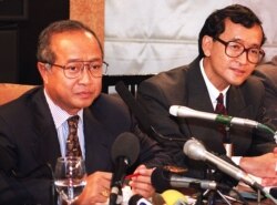 រូប​ឯកសារ៖ សម្ដេច​ក្រុម​ព្រះ​នរោត្តម រណឫទ្ធិ អតីត​នាយករដ្ឋមន្ត្រី​ទី​១​ដែល​ទើប​ទម្លាក់​ពី​តំណែង និង​លោក សម រង្ស៊ី ដែល​ជា​អ្នក​នយោបាយ​ប្រឆាំង ស្ដាប់​សំណួរ​ដែល​អ្នក​ចូលរួម​សួរ​នៅ​ក្លឹប​អ្នក​កាសែត​ថៃ (Foriegn Correspondants Club of Thailand (FCCT)) ក្នុង​ទីក្រុង​បាងកក កាលពី​ថ្ងៃ​ទី​១ ខែ​សីហា ឆ្នាំ​១៩៩៧។ ព្រះអង្គ​បាន​អំពាវនាវ​ឱ្យ​ស្ថានទូត​បរទេស​នៅ​កម្ពុជា​បិទ​ទ្វារ ក្រោយ​មាន​រដ្ឋប្រហារ​ដក​ព្រះអង្គ​ចេញ​ពី​តំណែង និង​ជំរុញ​ឱ្យ​មាន​ការ​ចរចា​សន្តិភាព​ដើម្បី​ស្តារ​លទ្ធិប្រជាធិបតេយ្យ​នៅ​កម្ពុជា​ឡើង​វិញ។ (AFP)