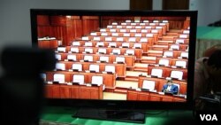 កៅ​អី​របស់​តំណាង​រាស្រ្ត​មក​ពី​គណបក្ស​ជំទាស់​ទំនេរ​ ដោយ​សារ​សមាជិក​គណបក្ស​សង្គ្រោះ​ជាតិធ្វើ​ពហិការ​មិន​ចូលរួម​កិច្ច​ប្រជុំ​សភា​ពេញ​អង្គ​នៅ​រដ្ឋសភា​ អំពី​ការ​ដក​លោក​ កឹម សុខា​ ពី​តំណែង​អនុប្រធាន​ទី​១​នៃ​រដ្ឋ​សភា​ កាល​ពី​ថ្ងៃ​ទី​៣០​ ខែ​តុលា​ ឆ្នាំ​២០១៥​។​ (ហ៊ាន សុជាតា​/ VOA)