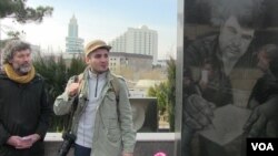 Mehman Hüseynov Elmar Hüseynovun qəbri önündə