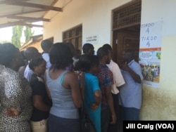 Tanzanians wait in line to vote in the general election, Mbuyuni, Dar es Salaam, Tanzania, Oct. 25, 2015.