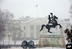 Oq uy oldida, Vashington