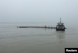 Rescue workers search on a sunken ship in the Jianli section of Yangtze River, Hubei province, China, June 2, 2015.