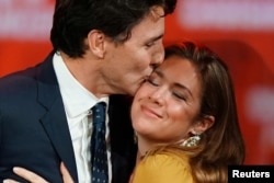 PM Justin Trudeau mencium istrinya Sophie Gregoire di atas panggung usai pemilihan federal di Palais des Congres di Montreal, Quebec, Kanada 22 Oktober 2019 (foto: dok).