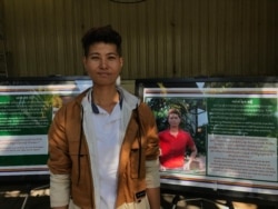 លោក សួង ភក្តី (ដែល​មាន​ភេទជាស្រី) សកម្មជន​អ្នក​ស្រលាញ់​ភេទ​ដូចគ្នា រើសអើង​ក្រុម​អ្នកស្រលាញ់​ភេទ​ដូច​គ្នា​ ​ក្នុង​កម្មវិធី​ពិព័រណ៍​រូប​ថត​សកម្មជន និង​ផ្សព្វផ្សាយ​របាយ​ការណ៍​ពាក់ព័ន្ធ​នឹង​ការ​រក​ឃើញ​អំពី​ការ​រើស​អើង​អ្នក​ស្រលាញ់​ភេទ​ដូច​គ្នា នៅ​ថ្ងៃទី​០៩ ខែ​ធ្នូ ឆ្នាំ​២០១៩។ (កាន់ វិច្ឆិកា/VOA)