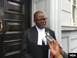 FILE - Human rights lawyer, former Zimbabwe finance minister Tendai Biti, addressing journalists outside court. (Sebastian Mhofu/VOA)