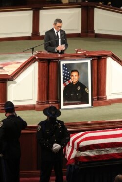 លោក លី អ៊ិន ឪពុក​លោក​ជីមមី អ៊ីន ថ្លែង​នៅ​ឯ​ពិធី​បុណ្យ​សព​កូន​ ដែល​ត្រូវ​រៀបចំ​ដោយស្នងការដ្ឋានប៉ូលិស​ក្រុង Stockton នៅ​ឯ​ព្រះវិហារ Christian Life Center នៅ​ក្រុង Stockton។ (Facebook/Stockton Police Department)