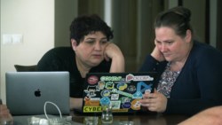 OCCRP jurnalisti Miranda Patrucic (sağda) Xədicə İsmayılovaya sızdırılan hədəf siyahısını göstərir. Xədicənin adı da həmin siyahıdadır.