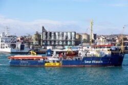 Italiyaning Kataniya portida migrantlarni qutqarish bilan shug'ullanadigan kemalar