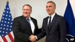 Američki šef diplomatije Majk Pompeo sa generalnim sekretarom NATO-a Jensom Stoltebnbergom u Briselu 27. aprila 2018.