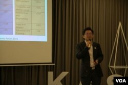 លោក​ ហេង ភក្តី​ នាយក​វិទ្យាស្ថាន​ Enrich ​បាន​ថ្លែង​នៅ​ក្នុងកម្មវិធី​មួយ​ស្តី​ពីរបៀប​វារៈ​ឌីជី​ថល​របស់​អាល្លឺម៉ង់​និង​កម្លាំង​ពលកម្ម​ឌីជីថល​របស់​កម្ពុជា ​កាលពី​ថ្ងៃទី​២៦ ខែមីនា ឆ្នាំ២០១៩ ក្នុង​រាជធានី​ភ្នំពេញ​ ប្រទេស​កម្ពុជា។ (ទុំ ម្លិះ/VOA)