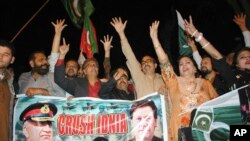 Warga Pakistan melakukan unjuk rasa anti-India di Hyderabad, pasca serangan udara India terhadap Pakistan, Selasa (26/2).